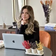 Psk. Cansu Tütüncü — Psikoloji, İstanbul. Portre fotoğrafı.