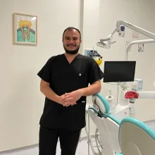 Dt. İbrahim Özdemir — Diş Hekimi, Mersin. Portre fotoğrafı.