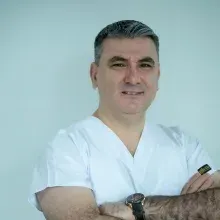 Doç. Dr. Erhan Sarı — Samsun. Portre fotoğrafı.