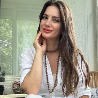 Uzm. Psk. Nermin Sarıbaş — Psikoloji, Bakırköy, İstanbul. Portre fotoğrafı.