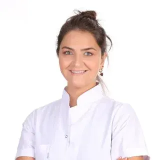 Dr. Dt. Ecem Nagihan Başer Demirci — Ortodonti, Çekmeköy, İstanbul. Portre fotoğrafı.