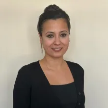 Psk. Damla Mercan — Psikoloji, İzmir. Portre fotoğrafı.