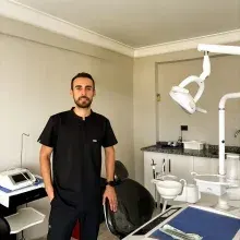 Dt. Görkem Yeral — Diş Hekimi, Mersin. Portre fotoğrafı.