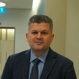 Doç. Dr. Ömer Burak Argun — Üroloji, İstanbul. Portre fotoğrafı.