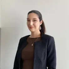 Psk. Hazal Gözkeser — Psikoloji, İstanbul. Portre fotoğrafı.
