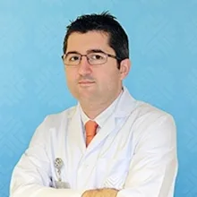 Doç. Dr. Abdullah Şumnu — Nefroloji, İstanbul. Portre fotoğrafı.