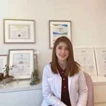 Fzt. Şeyda Karabağ — Fizyoterapi Ve Rehabilitasyon. Portre fotoğrafı.