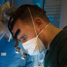 Doç. Dr. Burak Cezairli — Ağız Diş Ve Çene Cerrahisi, İstanbul. Portre fotoğrafı.