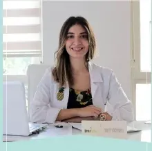 Dyt. Sinem Yağmurcu — Diyetisyen. Portre fotoğrafı.