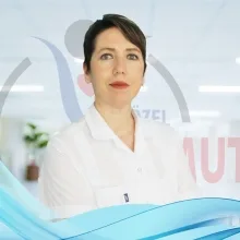 Uzm. Dr. Nurten Elmas — İç Hastalıkları, Turgutlu, Manisa. Portre fotoğrafı.