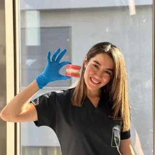 Dr. Dt. Feyza Nur Bulut — Ortodonti, İstanbul. Portre fotoğrafı.