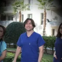 Uzm. Dr. Hakan Mayadağ — Çocuk Diş Hekimliği (Pedodonti), İzmir. Portre fotoğrafı.