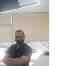 Dt. Okcuhan Karadağ — Diş Hekimi, İzmir. Portre fotoğrafı.