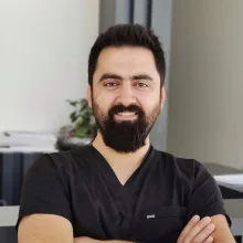 Uzm. Dt. Emrah Mansuroğlu — Ağız Diş Ve Çene Cerrahisi, Ankara. Portre fotoğrafı.