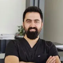 Uzm. Dt. Emrah Mansuroğlu — Ağız Diş Ve Çene Cerrahisi, Ankara. Portre fotoğrafı.