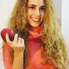 Uzm. Dyt. Burcu Üner — Diyetisyen, İstanbul. Portre fotoğrafı.
