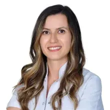 Uzm. Dt. Leyla Çime Akbaydoğan — Ortodonti, Antalya. Portre fotoğrafı.