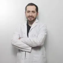 Dt. Yücel Kesiktaş — Diş Hekimi. Portre fotoğrafı.
