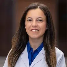Doç. Dr. Aslı Tatlıparmak — Dermatoloji, İstanbul. Portre fotoğrafı.