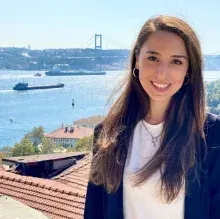 Dyt. Büşra Ünlen — Diyetisyen. Portre fotoğrafı.