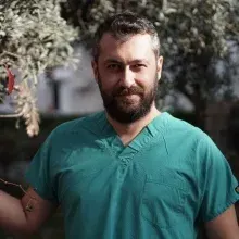 Op. Dr. Onur Sümer — Plastik Rekonstrüktif Ve Estetik Cerrahi, İstanbul. Portre fotoğrafı.