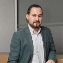 Prof. Dr. Soykan Özkoç — Tıbbi Parazitoloji, İzmir. Portre fotoğrafı.