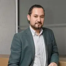 Prof. Dr. Soykan Özkoç — Tıbbi Parazitoloji, İzmir. Portre fotoğrafı.