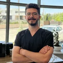 Dt. Ali Çetiner — Diş Hekimi. Portre fotoğrafı.