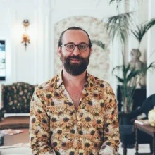 Op. Dr. Nazmi Yoğurtçu — Plastik Rekonstrüktif Ve Estetik Cerrahi, İzmir. Portre fotoğrafı.