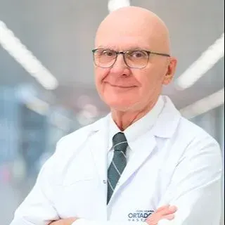 Prof. Dr. Zühtü Tansuğ — Üroloji, Seyhan, Adana. Portre fotoğrafı.