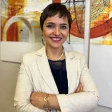 Op. Dr. Nazlı Tosun — Plastik Rekonstrüktif Ve Estetik Cerrahi, Samsun. Portre fotoğrafı.