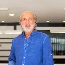Uzm. Dr. Ahmet İzzet Balta — Sertifikalı Medikal Estetik, Adana. Portre fotoğrafı.