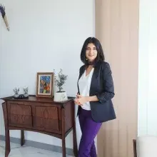 Uzm. Dr. Lara Utku İnce — Psikiyatri, Aydın. Portre fotoğrafı.