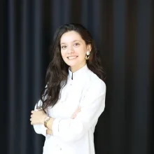 Dt. Esra Kuru — Diş Hekimi, İzmir. Portre fotoğrafı.