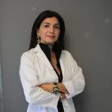 Dr. İlkay Munoz Paris — Pratisyen, İstanbul. Portre fotoğrafı.