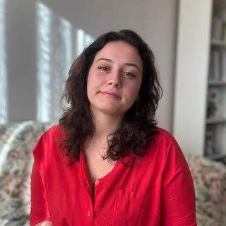 Psk. Dan. Buse Arı — Psikolojik Danışma ve Rehberlik. Portre fotoğrafı.