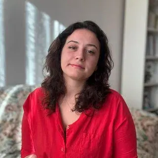 Psk. Dan. Buse Arı — Psikolojik Danışma ve Rehberlik. Portre fotoğrafı.