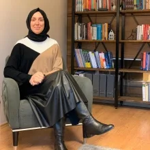 Uzm. Psk. Zeynep Menderes — Psikoloji, İstanbul. Portre fotoğrafı.