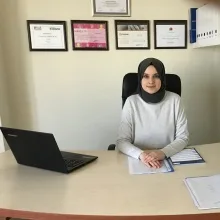Dkt. İrem Poyraz — Dil ve Konuşma Terapisi, Bursa. Portre fotoğrafı.