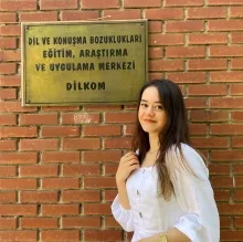 Dkt. Büşra Coşaroğlu — Dil ve Konuşma Terapisi. Portre fotoğrafı.