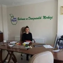 Dyt. Sibel Baysal — Diyetisyen, İstanbul. Portre fotoğrafı.