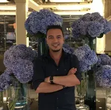 Uzm. Dr. Mert Alev — Psikiyatri, İstanbul. Portre fotoğrafı.
