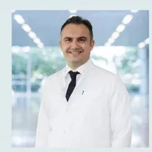Doç. Dr. Halil Taşkaynatan — Tıbbi Onkoloji, İzmir. Portre fotoğrafı.