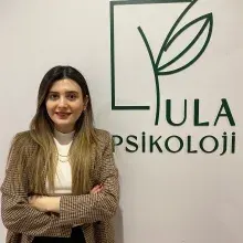 Kl. Psk. Özlem Bektaşoğlu — Psikoloji, İstanbul. Portre fotoğrafı.