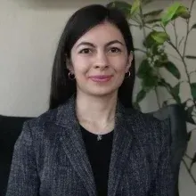 Uzm. Psk. Dan. Fatma Nur Uçaral Çakmak — Psikolojik Danışma ve Rehberlik, Balıkesir. Portre fotoğrafı.