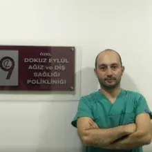 Dt. Onur Ündey — Diş Hekimi, Narlıdere, İzmir. Portre fotoğrafı.