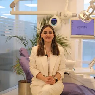 Dt. Fatma Dilek Erten — Diş Hekimi, Küçükçekmece, İstanbul. Portre fotoğrafı.