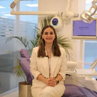 Dt. Fatma Dilek Erten — Diş Hekimi, Küçükçekmece, İstanbul. Portre fotoğrafı.