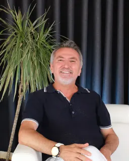 Dt. Mustafa Özcan profilinde yer alan galeri fotoğrafı.