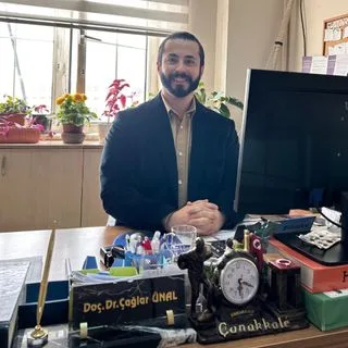 Doç. Dr. Çağlar Ünal — Tıbbi Onkoloji, Maltepe, İstanbul. Portre fotoğrafı.